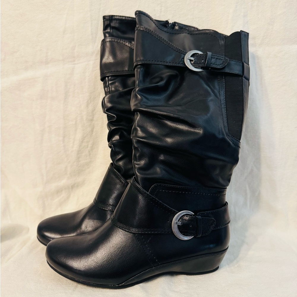 Yuu Black Wedge Shoes with Classic Design